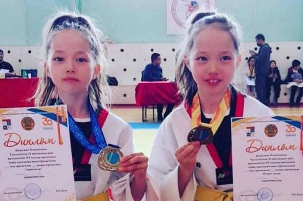 Hermanas definen a ganadora de taekwondo con piedra, papel o tijera #VIDEO