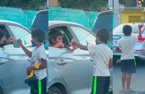 Niño regala juguete a otro que limpia parabrisas #VIDEO