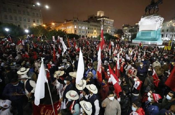 Miles marchan en Perú en apoyo a candidatos presidenciales
