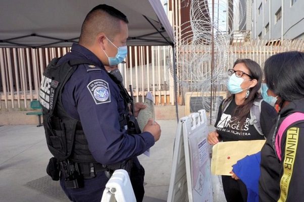 EE.UU. amplía restricciones de viaje en fronteras terrestres un mes más