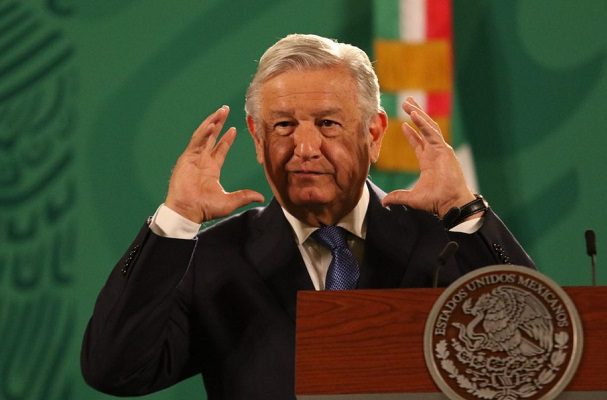 AMLO dice que quiere crear una nueva clase media "más humana"