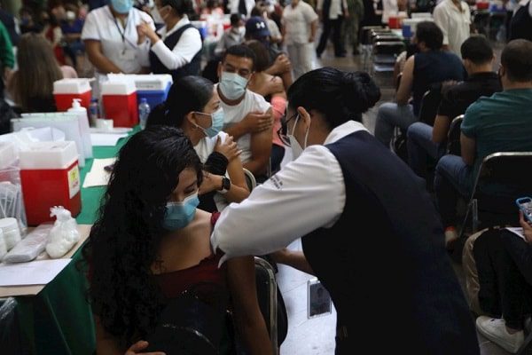 Habilitan registro de vacunación para mayores de 30 años en todo el país