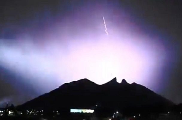 Intensas lluvias y tormenta eléctrica despertaron a los habitantes de Monterrey #VIDEOS