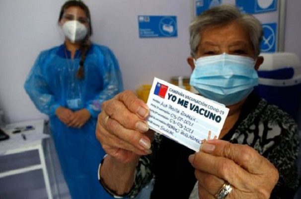 Chile analiza aplicar una tercera dosis de refuerzo a todos los vacunados