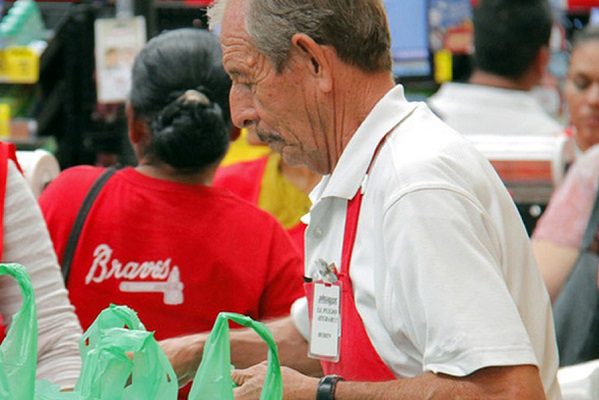 Walmart informa que ya no recibirá a adultos mayores empacadores