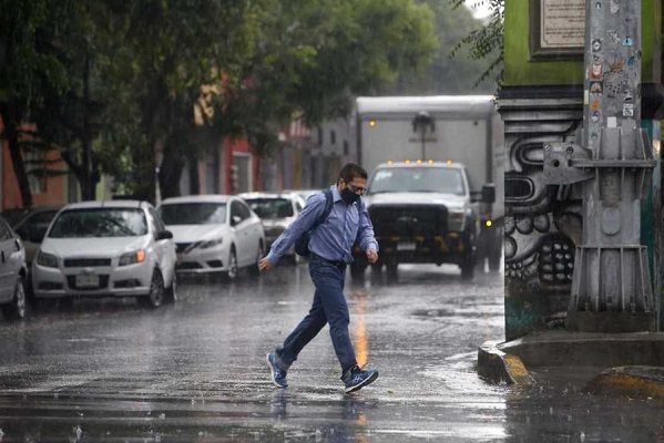 CDMX amanece con lluvias y retrasos en seis líneas del Metro