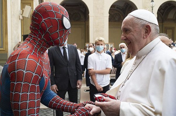 Encuentro histórico entre SpiderMan y el Papa Francisco