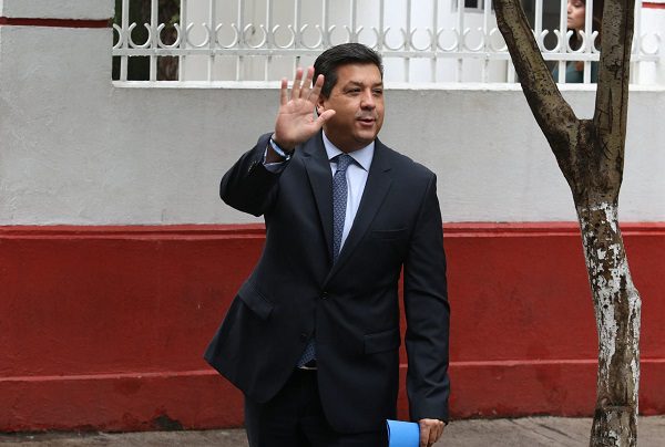 Suspenden juicio de García Cabeza de Vaca contra orden de captura