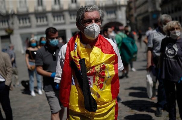 España aprueba eliminar uso obligatorio de cubrebocas al aire libre