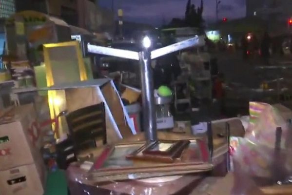 Civiles y policías desalojan a familias de edificio en La Merced #VIDEOS