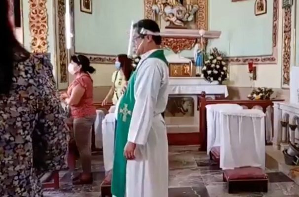 Por balacera, detienen misa en Iguala, Guerrero #VIDEO