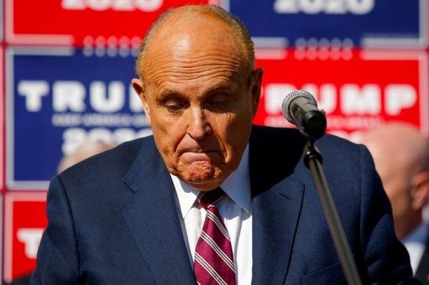 Quitan licencia a Rudy Giuliani, exabogado de Trump, tras asegurar fraude en elecciones