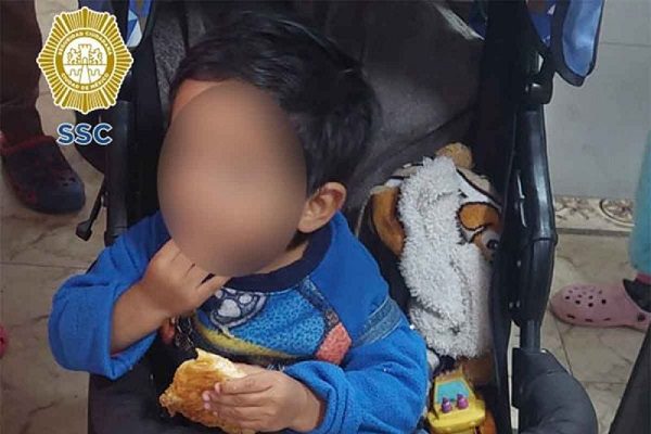 Abandonan a niño de tres años en su carriola, en la Doctores