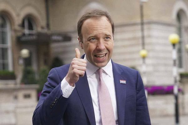 Renuncia el ministro de Sanidad británico, tras romper las normas sanitarias