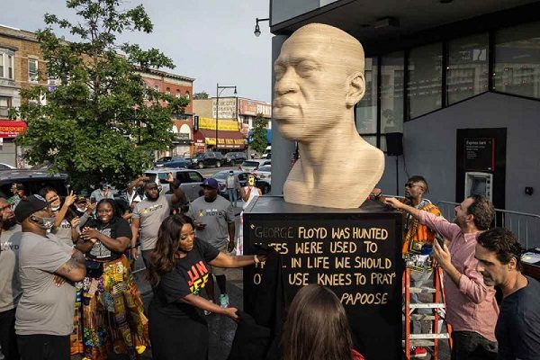 Pintan nombre de grupo neonazi en estatua de George Floyd