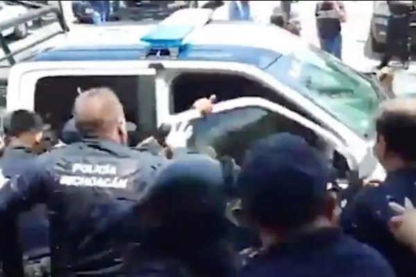 Avientan huevos a alcalde y funcionarios de Jiquilpan, Michoacán #VIDEO