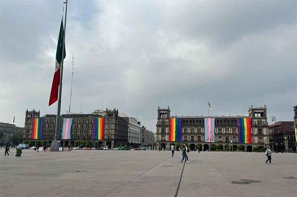Edificios de gobierno CDMX son adornados con banderas LGBTTTI+