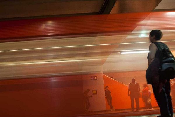 Hombre muere tras arrojarse a vías de la estación Viveros