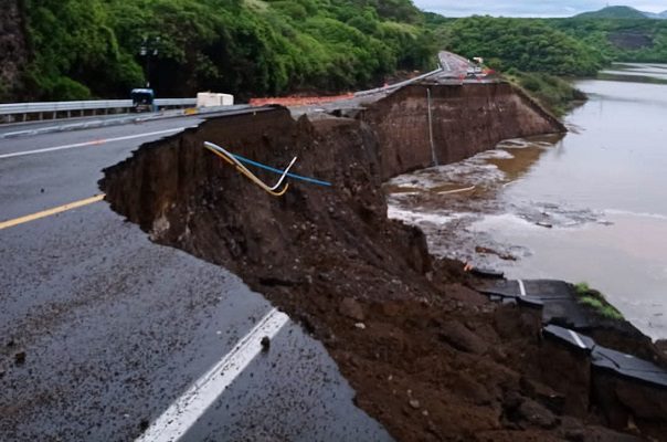 Colapsa tramo de la autopista Siglo XXI, en Michoacán