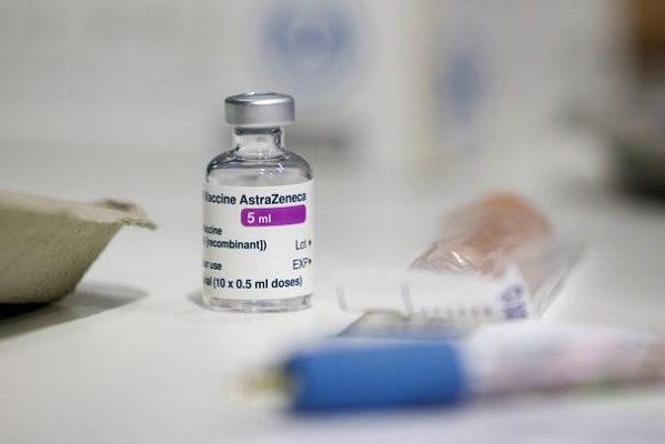 Largo intervalo entre dosis de vacuna AstraZeneca mejora eficacia, según estudio