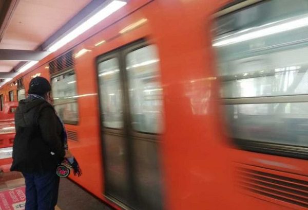 Lluvia provoca considerables retrasos en Metro CDMX