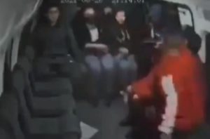 Ladrón usa a niño en asalto a combi, en Edomex #VIDEO