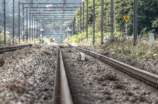 Mujer muere arrollada por tren intentando tomarse una selfie, en Guanajuato