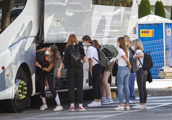 Megabrote en España tras viaje de fin de curso suma más de mil contagios