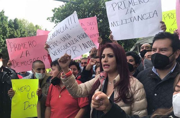 Militantes del PRI bloquean sede nacional exigiendo renuncia de dirigente