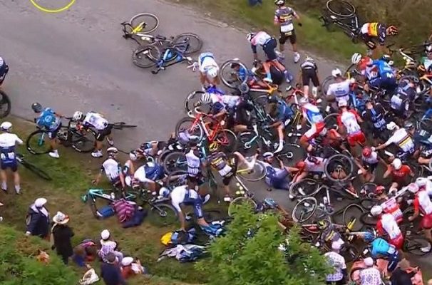 Detienen a la mujer que provocó la múltiple caída en el Tour de Francia