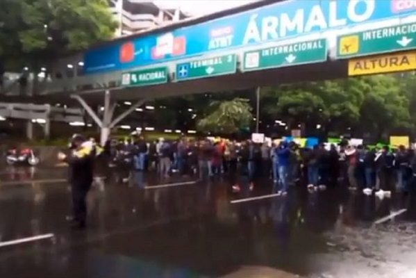 Padres de niños con cáncer se manifiestan en accesos al AICM