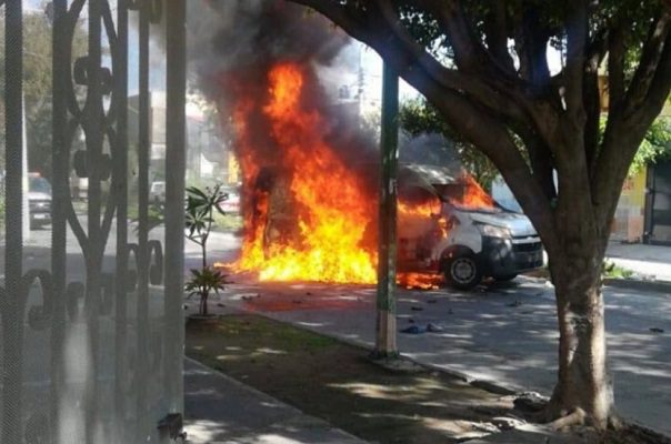 Asalto a camioneta de valores deja cinco heridos, en Guadalajara #VIDEOS