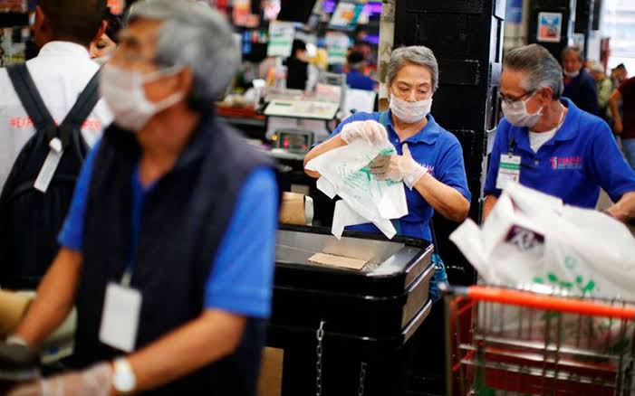 Trabajo de empacadores peligra para adultos mayores en CDMX