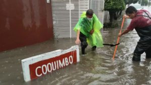 Fuertes lluvias provocan inundaciones en Atizapán y Tlalnepantla