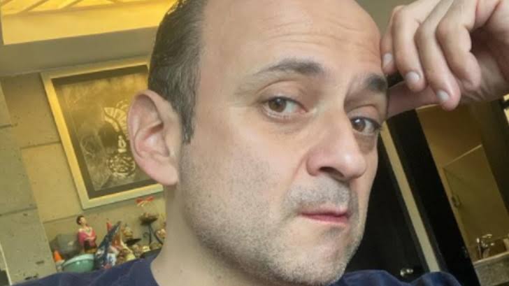 Lalo España explota contra AMLO por falta de medicamentos contra el cáncer