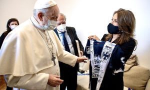 Aficionada regala playera autografiada de Monterrey al papa Francisco