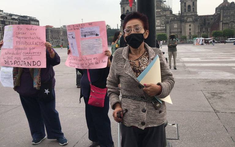 Mujer con cáncer se encadena en el Zócalo en protesta por crédito de vivienda
