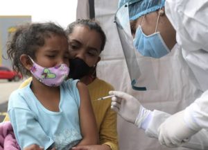 Migrantes centroamericanos reciben vacuna contra COVID-19 en Tijuana