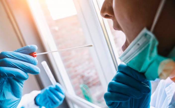 Superar COVID-19 reduce el riesgo de reinfección por al menos 10 meses