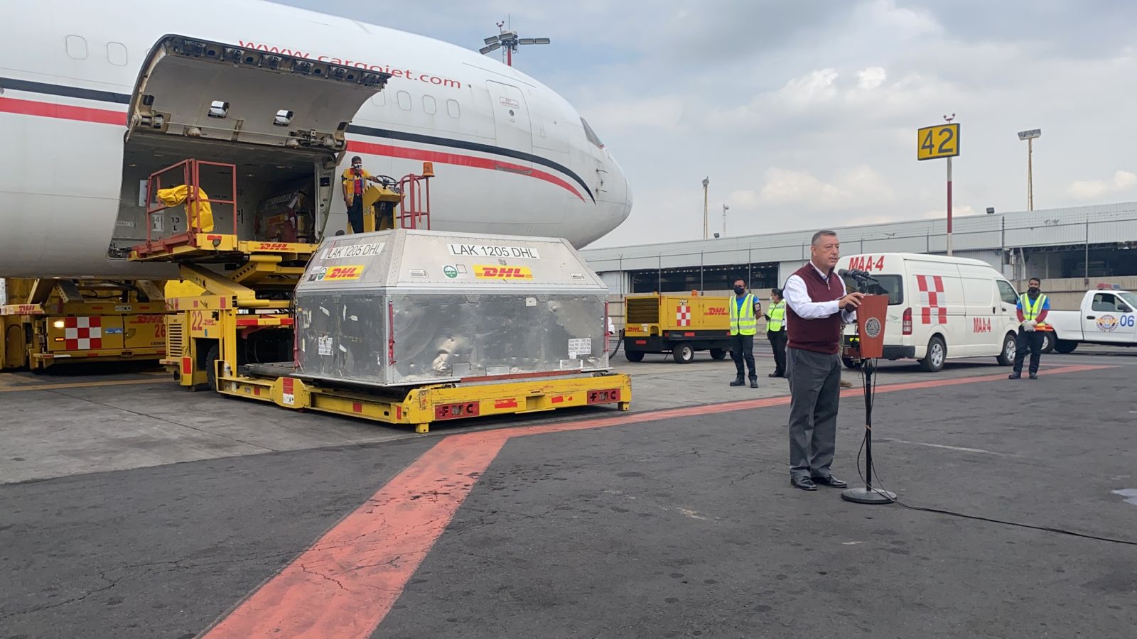 Llegan desde Cincinnati 585 mil dosis de Pfizer