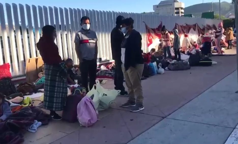 Migrantes abarrotan frontera de Tijuana en busca de cruzar a EU