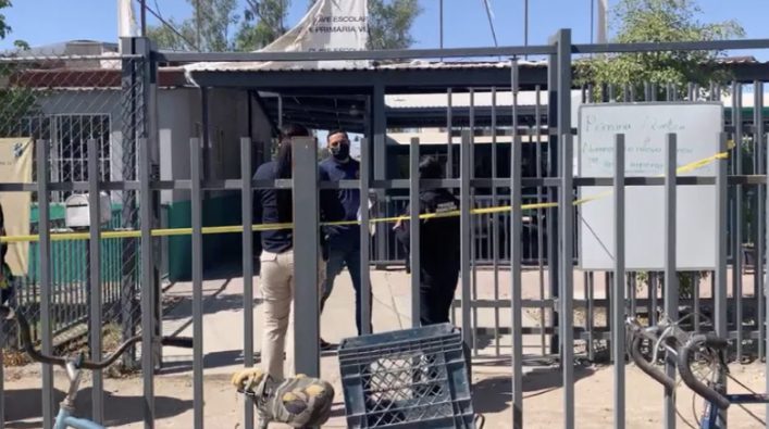 Roban material electoral de escuela en Mexicali