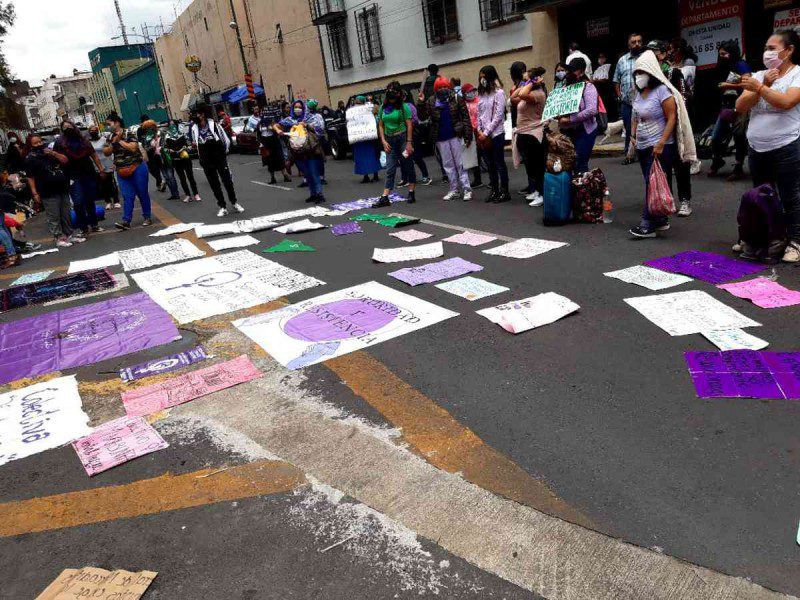 Feministas acusan agresiones e impedimentos para instalar bazar en Metro Hidalgo