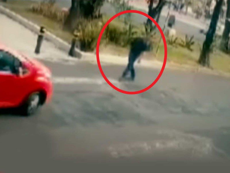 Tras discusión, automovilista intenta atropellar a un hombre en Iztapalapa #VIDEO