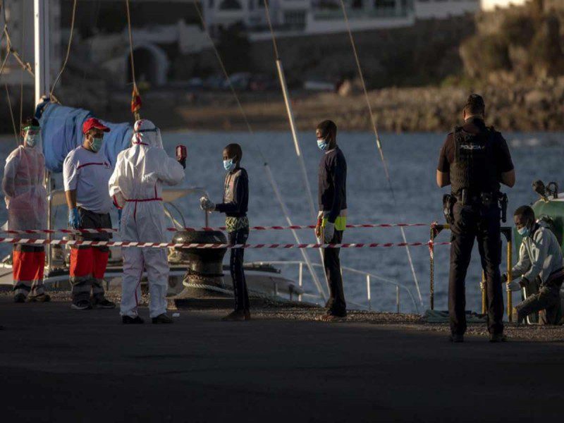Barco con migrantes se hunde frente a las Islas Canarias