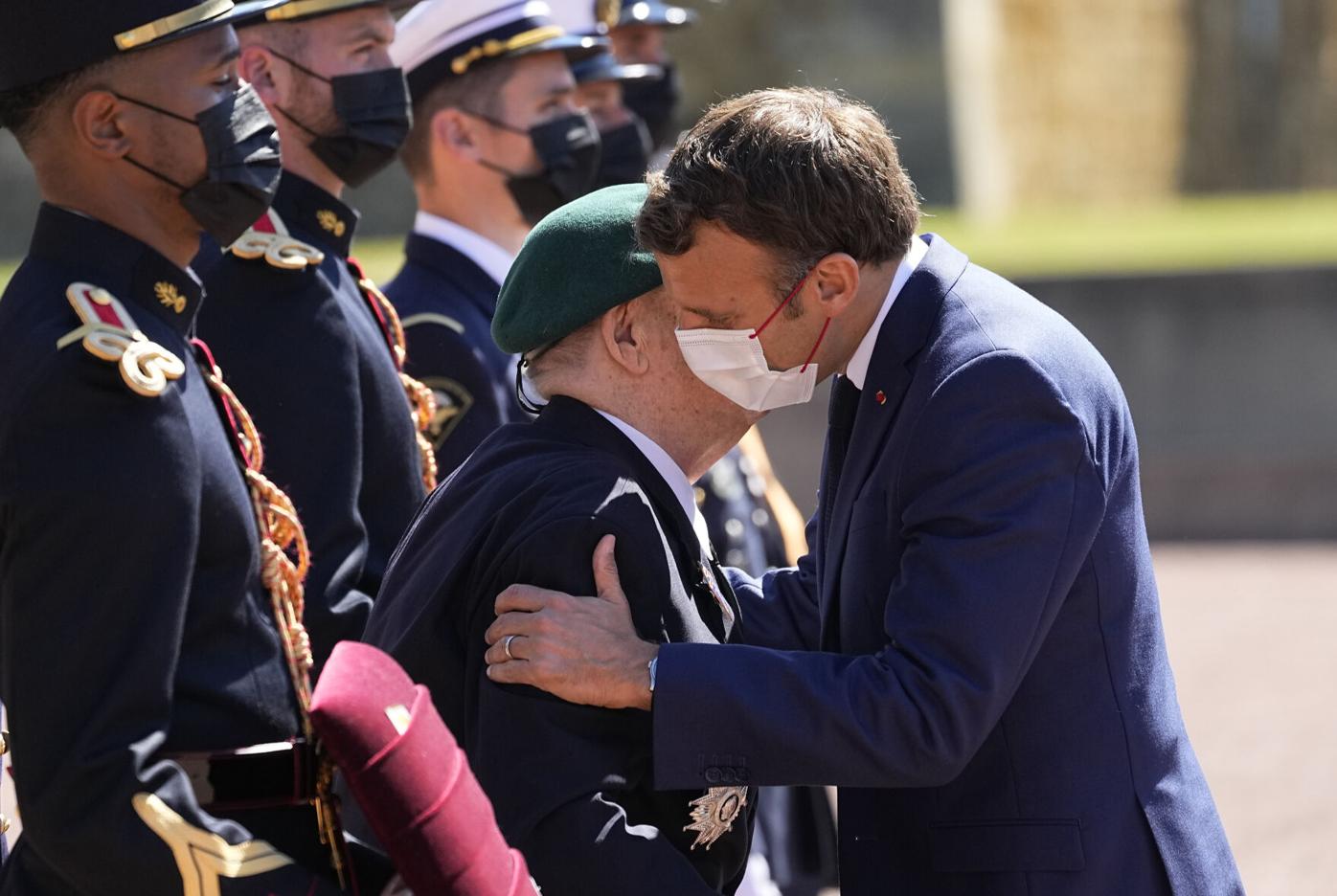 Revive Macron tradición de beso en la mejilla tras la pandemia