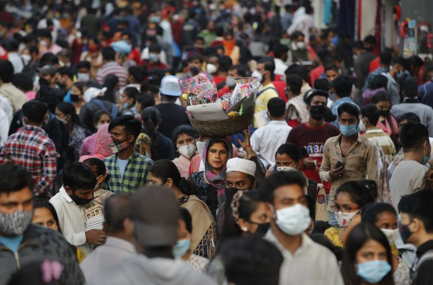 Contagios de covid-19 bajan en la India, Nueva Delhi y Bombay relajan medidas