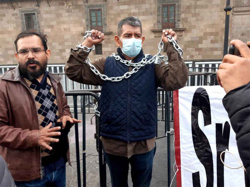 Se encadena en el Zócalo maestro con cáncer