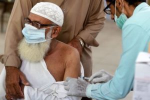 Si no se aplican vacuna, les cortarán el teléfono en provincia de Pakistán