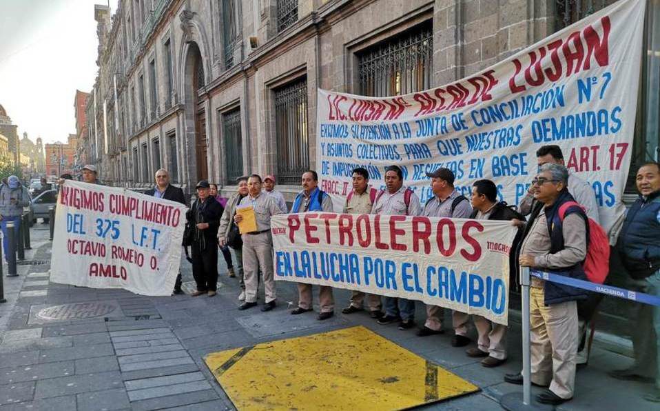 Manifestantes de Pemex piden jubilación a los 55 años